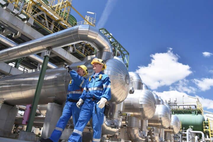 Skilled Texas oil and gas workforce monitoring real-time data in modern drilling and production.